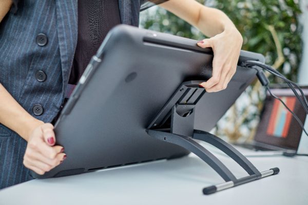 Wacom Cintiq 22 Pen Display Drawing Tablet for Artists-8