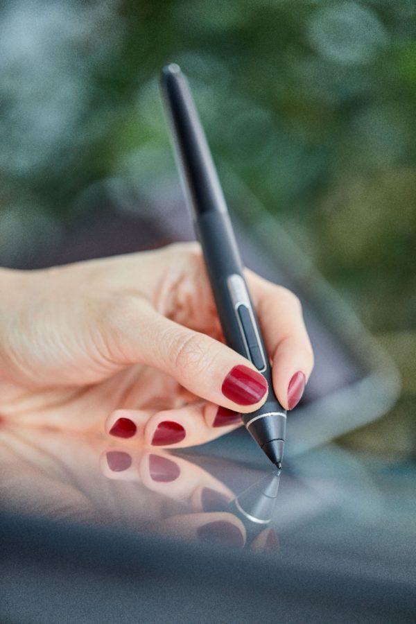 Wacom Cintiq 22 Pen Display Drawing Tablet for Artists-7